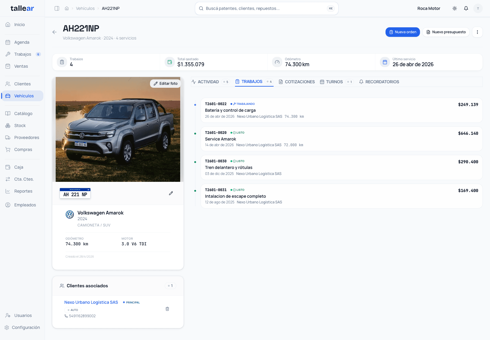 Historial de vehículo con cliente, servicios y movimientos.